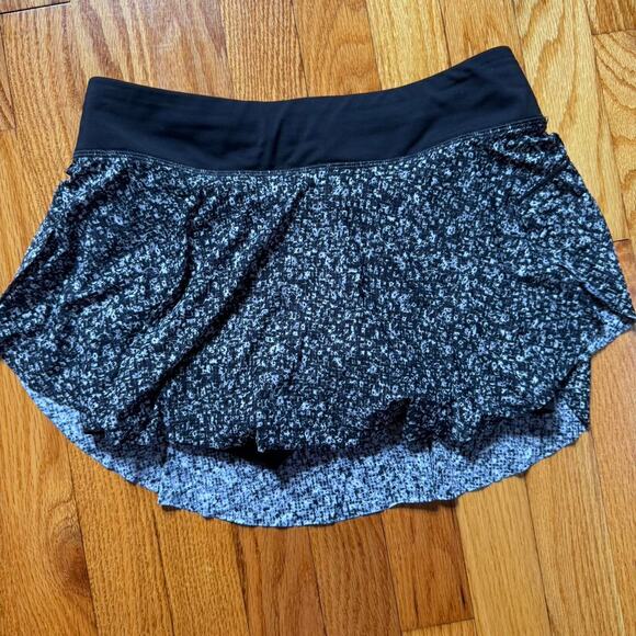 Lululemon mini skirt with a black and white floral pattern (Quick Pace Skirt) - Picture 5 of 7